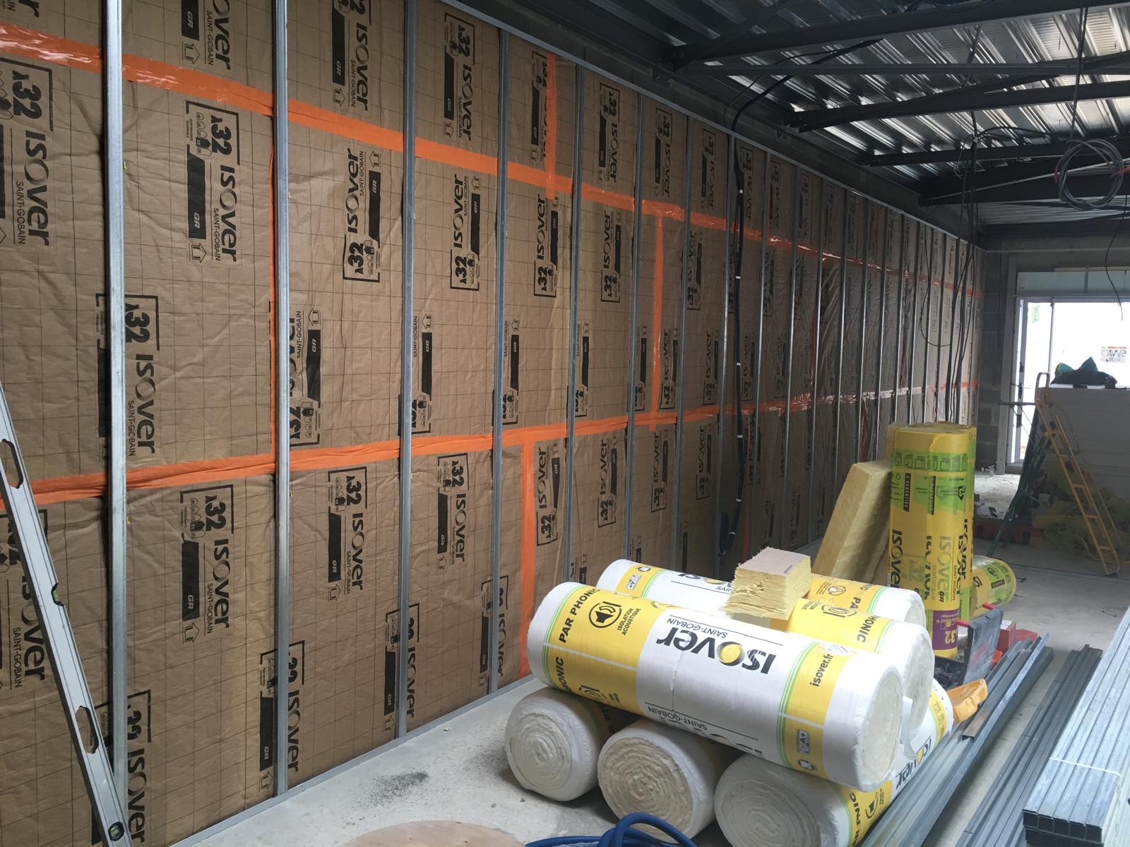 Isolation intérieure des murs avec panneaux isolants et ossature métallique avant pose des plaques de plâtre.