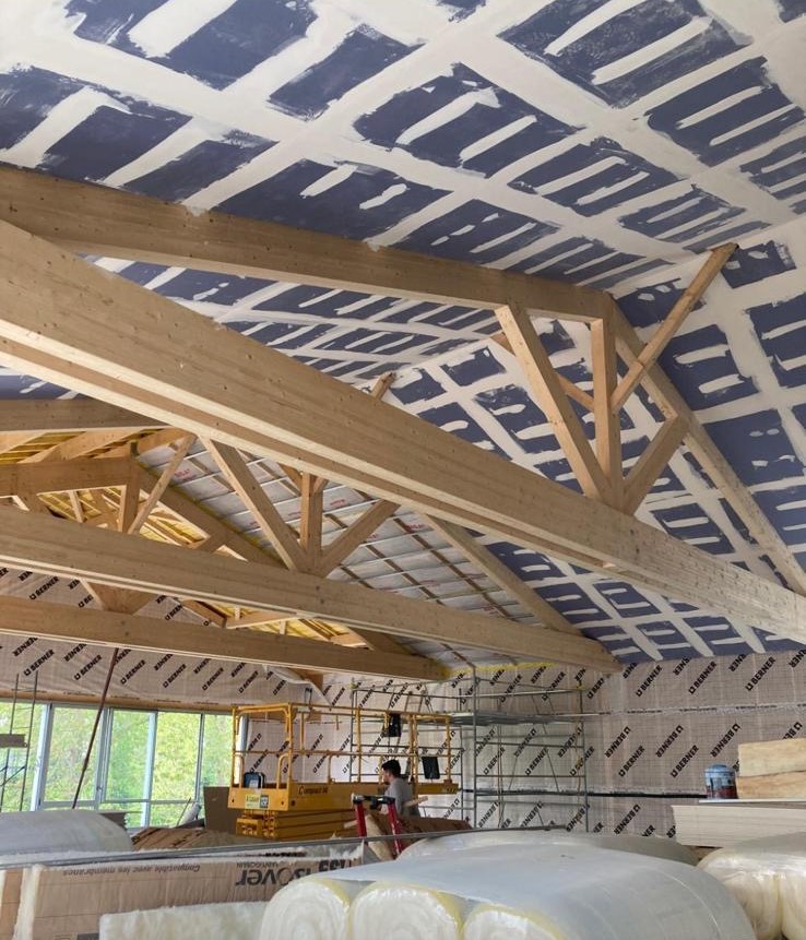 Isolation intérieure de toiture sous charpente bois.