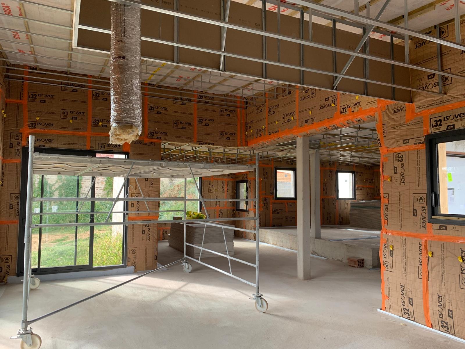 Travaux de plâtrerie sèche et isolation intérieure avant pose du placo.